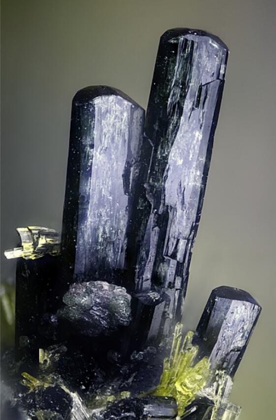 透辉石.CaMg (Si2O6 )